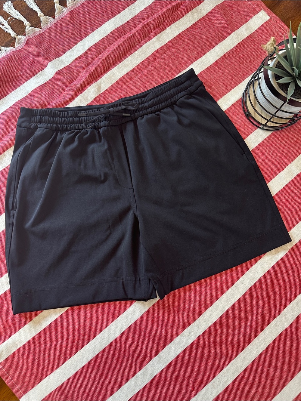 Lululemon Women’s Luxstreme MR Trouser 6” Shorts Black SzM